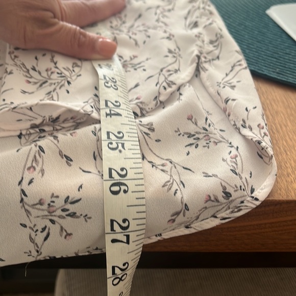 NWT H&M button down shirt size 6
Beautiful print. Excellent Condition 
#49 - Picture 8 of 9